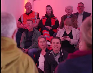 Zusammen sitzende Gruppe im Feierabend
