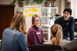 Sich unterhaltende Menschen in eiem Workshop-Raum
