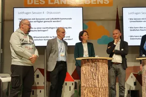 Malte Specht auf dem Podium der SCCON 2024 mit drei weiteren Personen