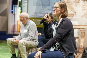 Dr. Josephine Jahn spricht in ein Mikrofon