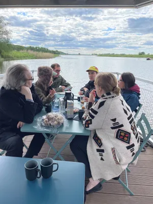 Gruppe auf einem Solarboot auf der Elbe