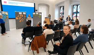 Mehrere Personen in einem Workshopraum sitzend