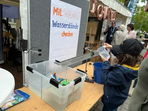Auf dem Bild ist ein Versuchsaufbau mit einem Kind zu sehen